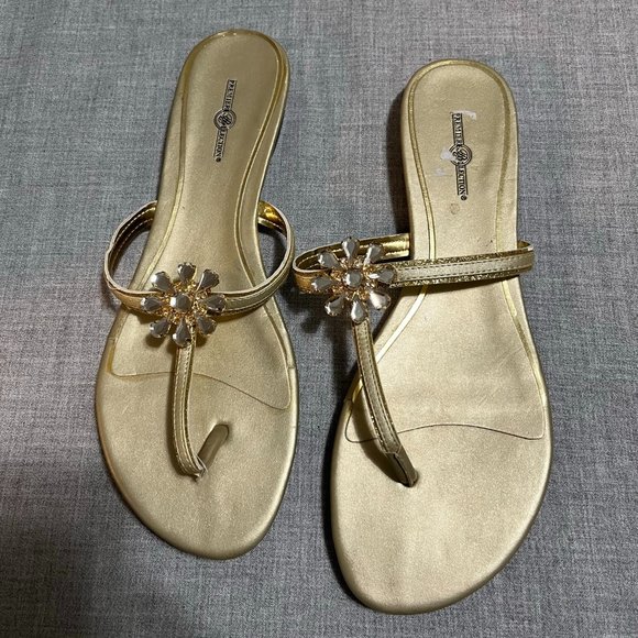 Premiere Collection Women's Gold Tone Bedazzled Sandals Flip Flops Size 8.5 - Picture 3 of 10